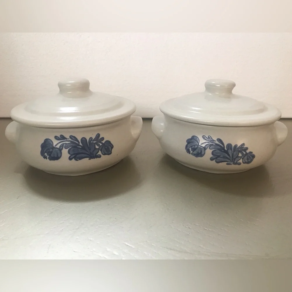 Pfaltzgraff Yorktowne 305Y‎ Individual Casserole/Chowder Bowls with Lids Pair